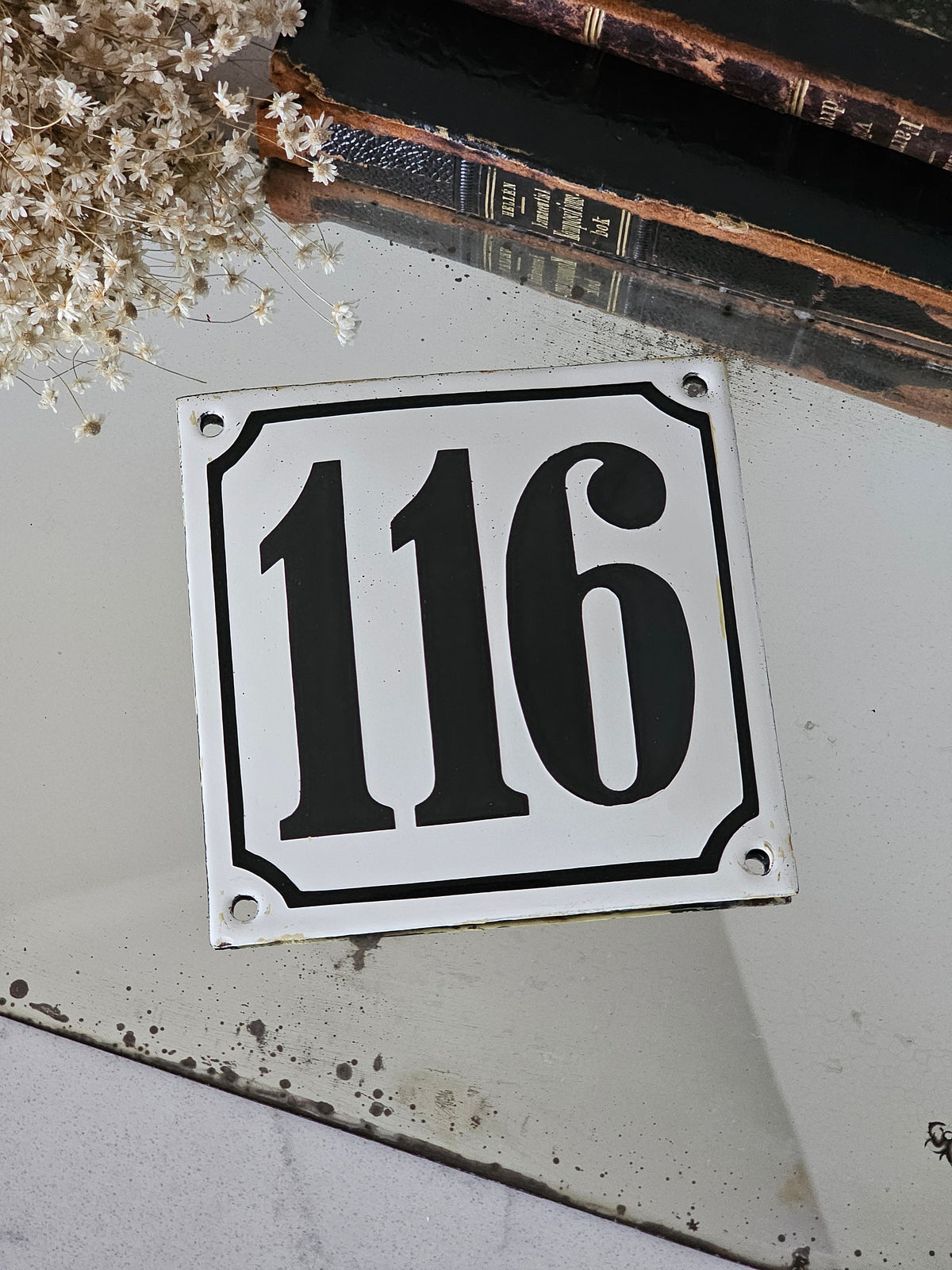 Vanha emalinen numerokyltti 116