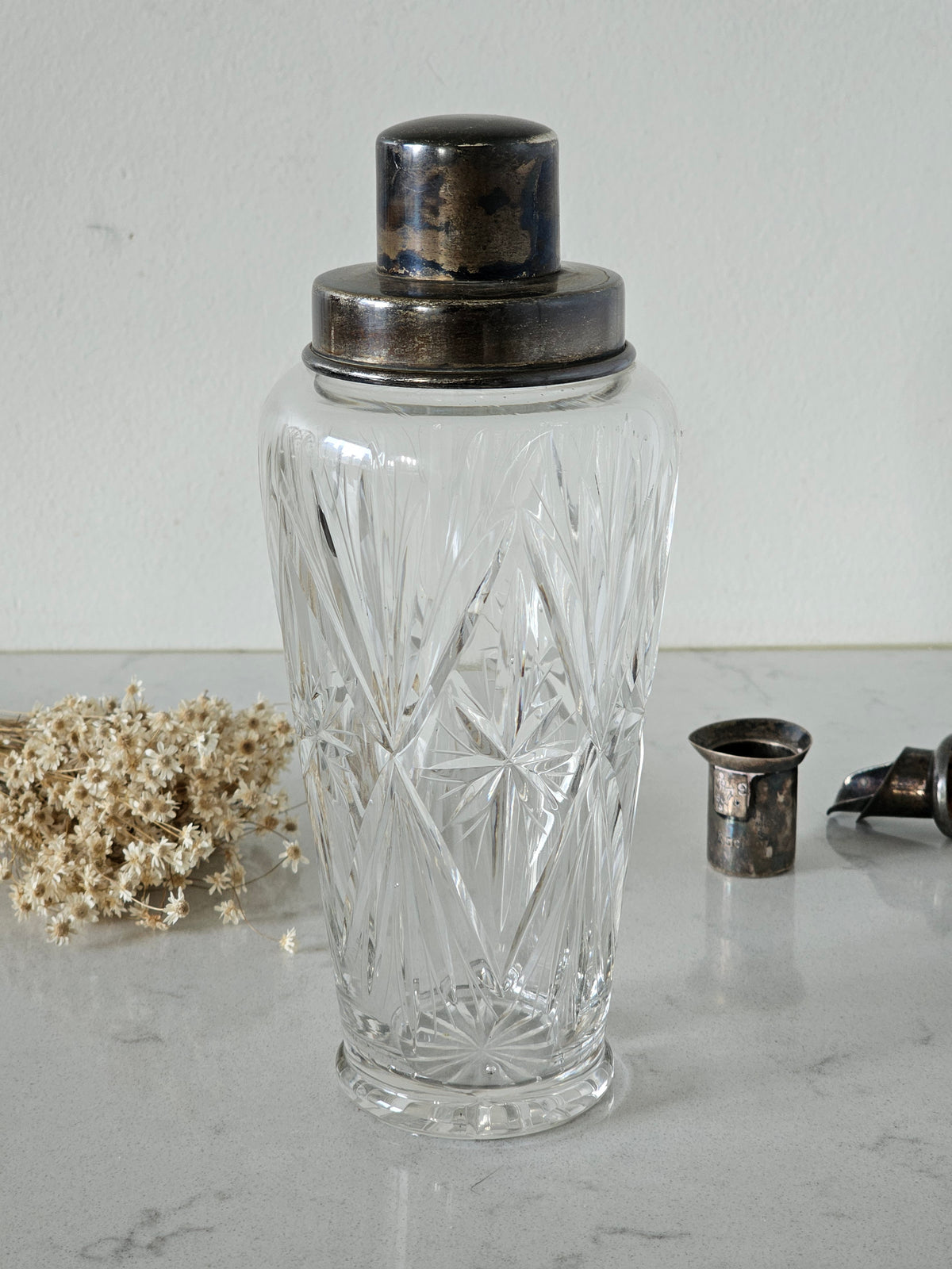 Vintage shaker cocktail-iltaan