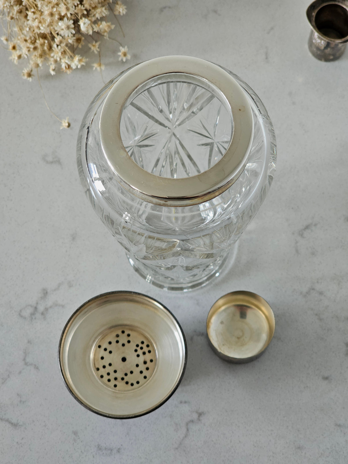 Vintage shaker hopeisella korkilla