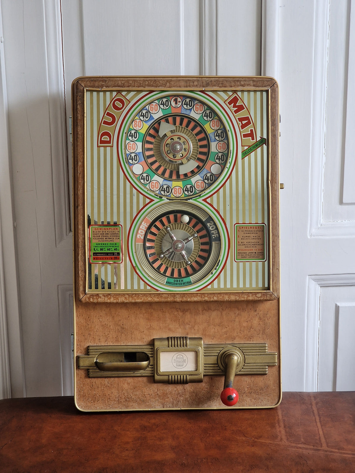Vintage sisustus toimitilaan, vanha peliautomaatti