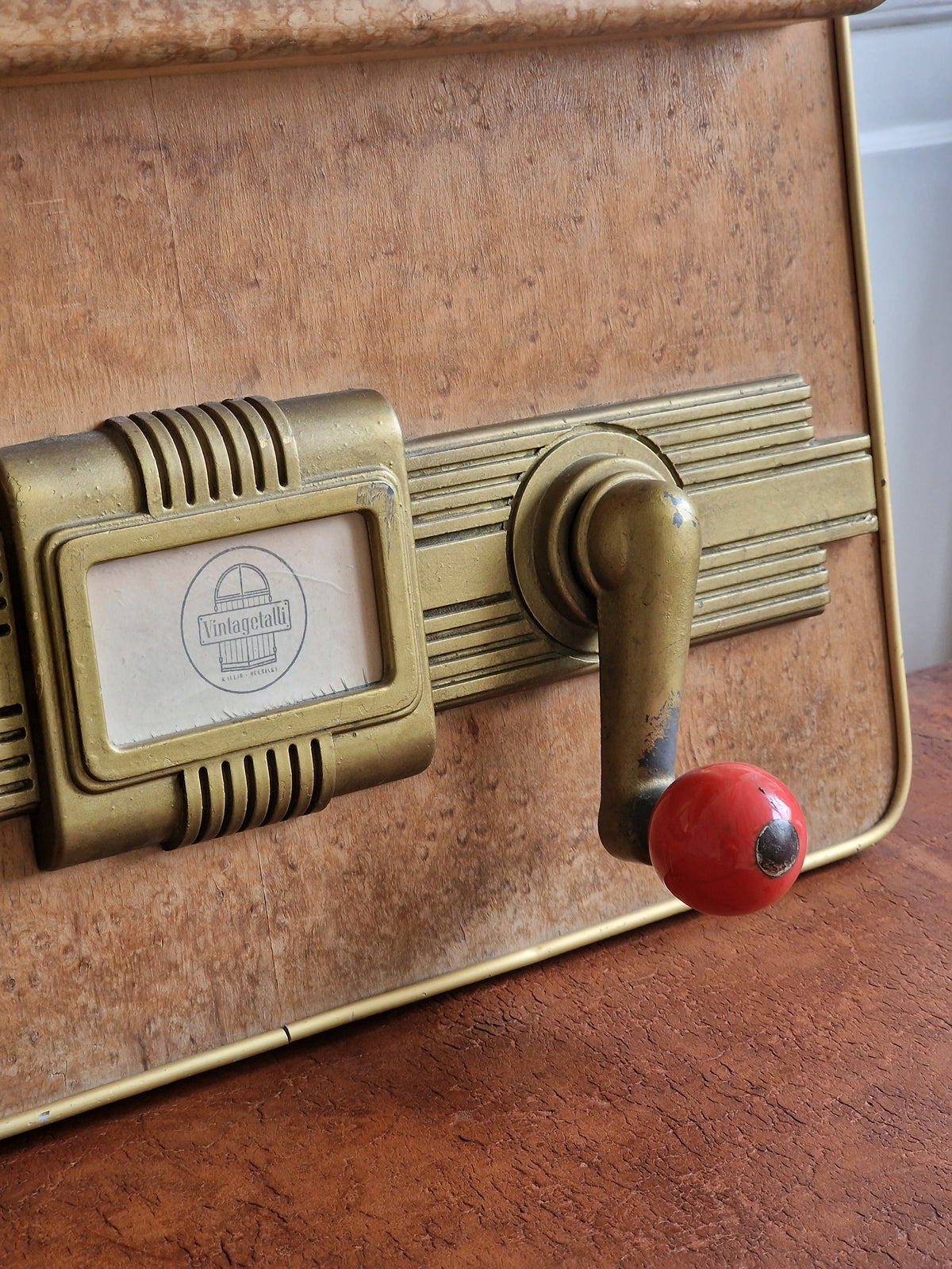 Toimitilan vintagesisustus, vanha peliautomaatti.