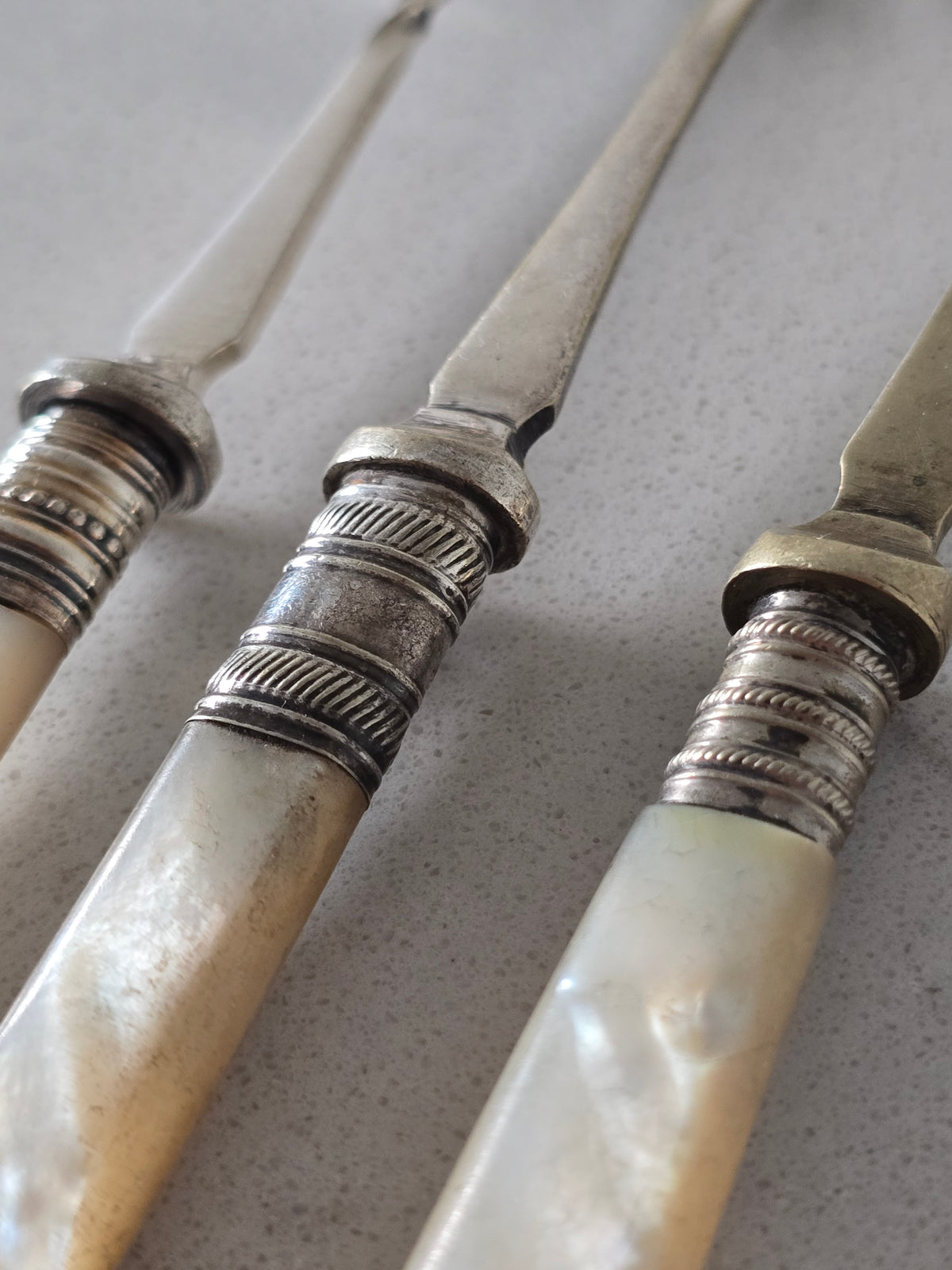 Vanhat vintage helmiäisaterimet, voiveitsi, tarjoiluhaarukka, ottimet