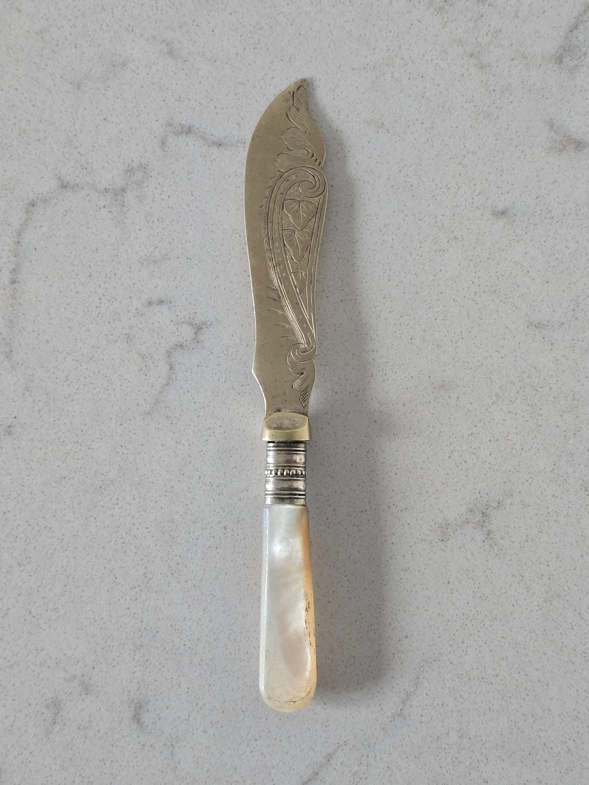Vanhat vintage helmiäisaterimet, voiveitsi, tarjoiluhaarukka, ottimet