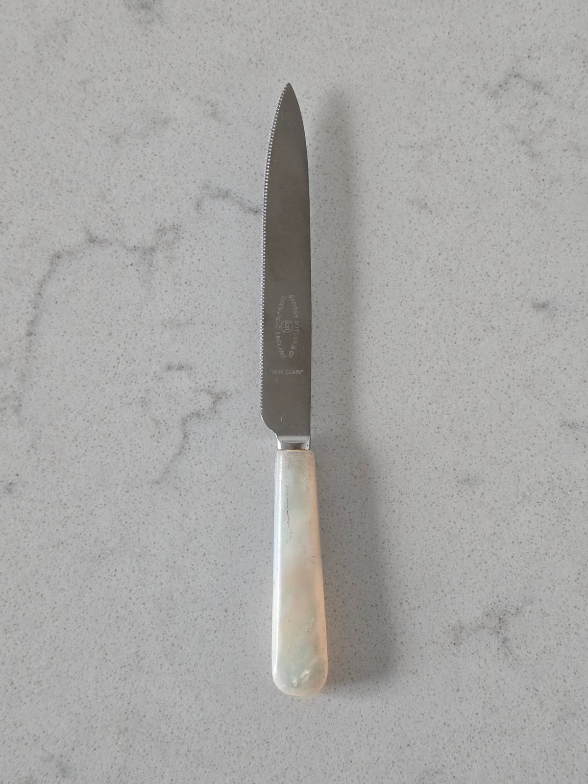Vanhat vintage helmiäisaterimet, voiveitsi, tarjoiluhaarukka, ottimet
