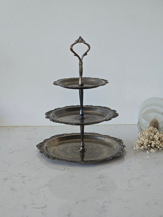 Kaunis vintage kerrostarjoiluvati