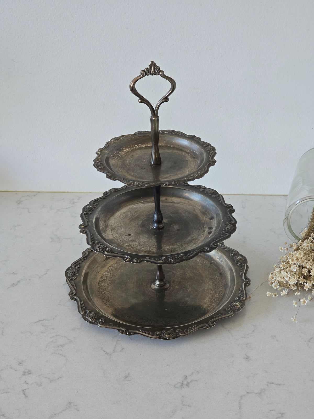 Kaunis vintage kerrostarjoiluvati