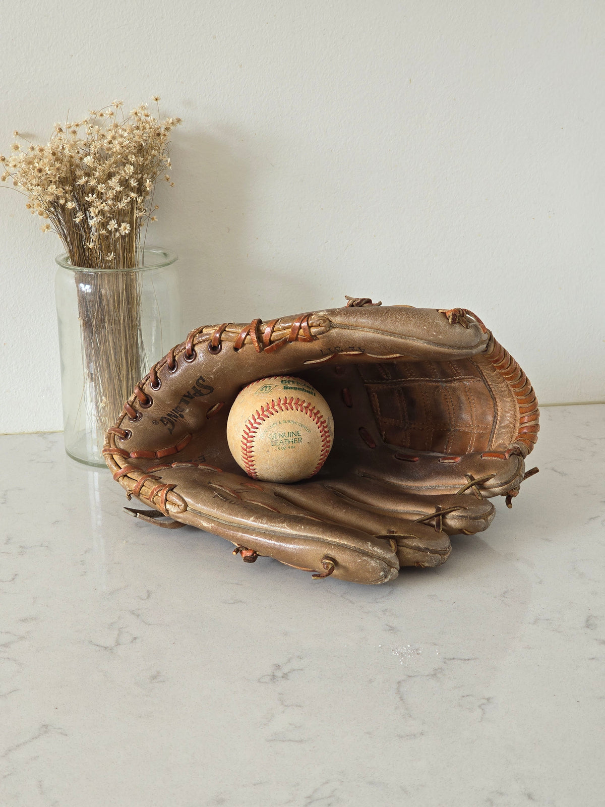 Urheiluaiheisia vintage-esineitä kodin ja toimitilan sisustukseen, baseball räpylä