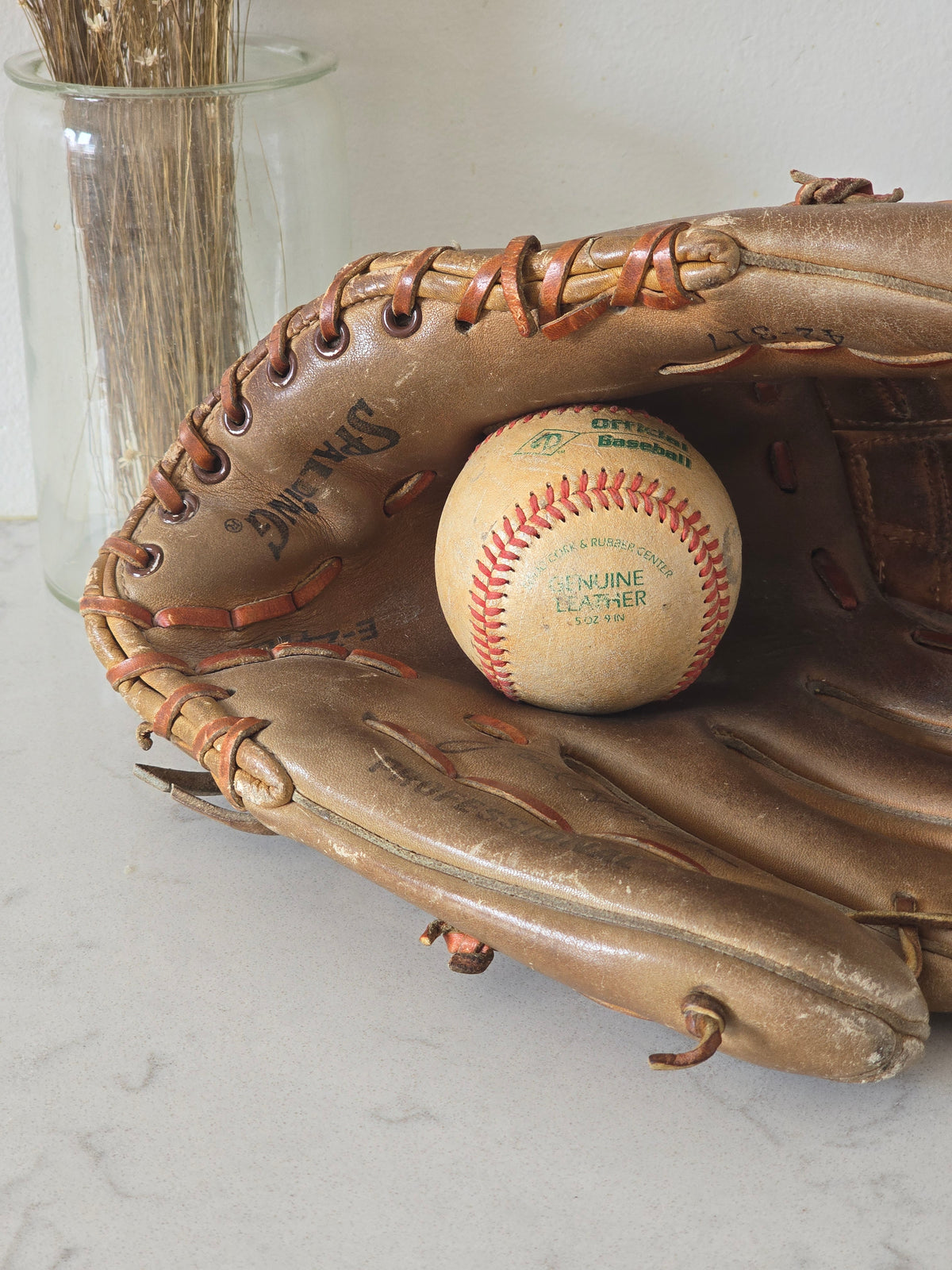 Urheiluaiheisia vintage-esineitä kodin ja toimitilan sisustukseen, baseball räpylä