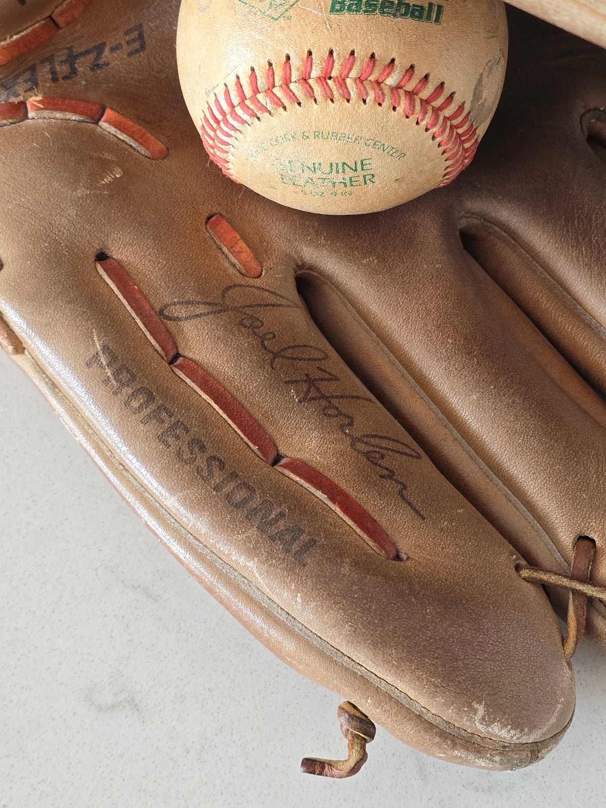 Urheiluaiheisia vintage-esineitä kodin ja toimitilan sisustukseen, baseball räpylä