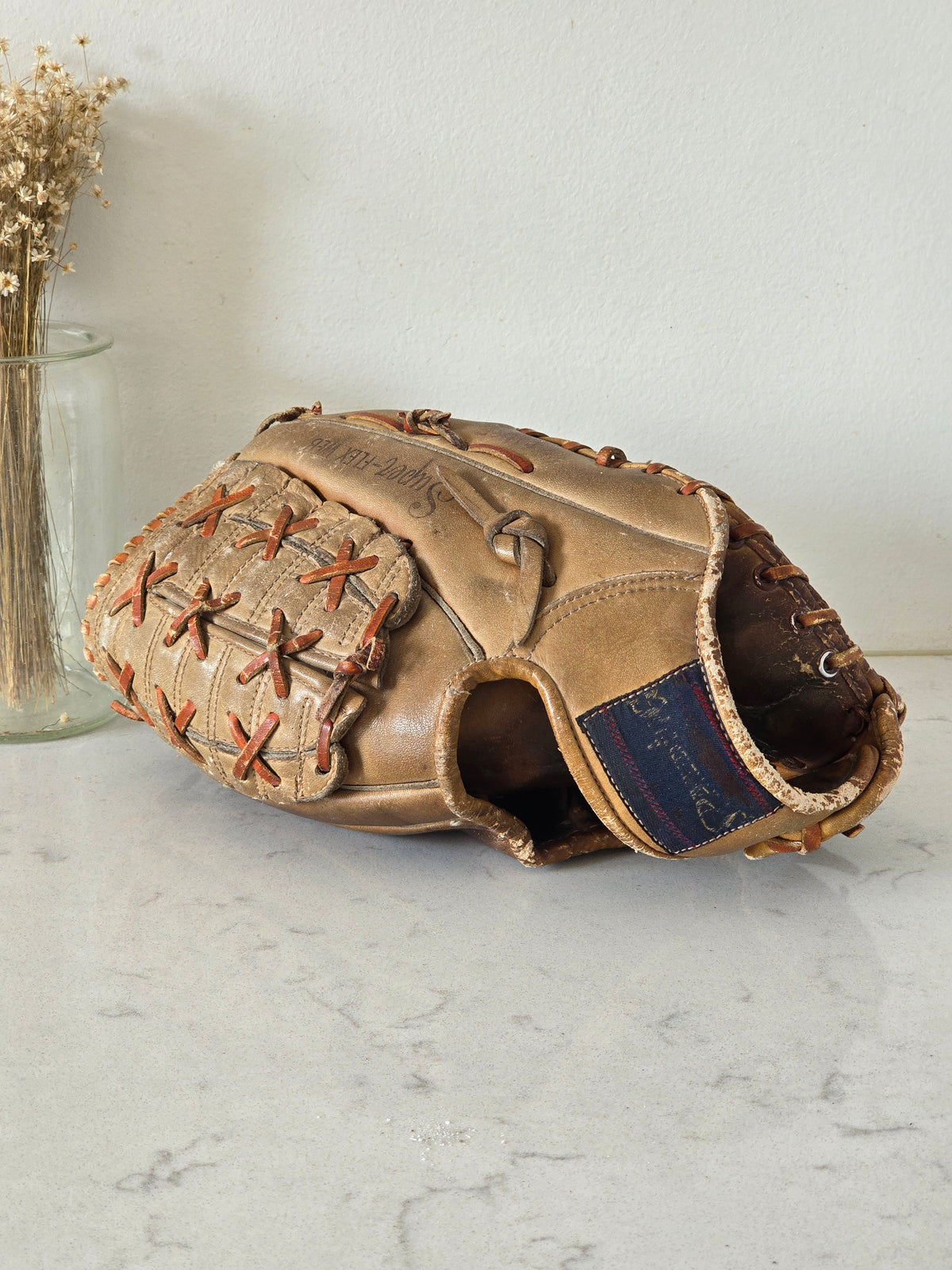 Urheiluaiheisia vintage-esineitä kodin ja toimitilan sisustukseen, baseball räpylä