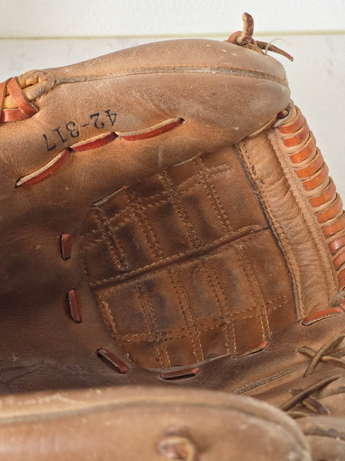 Urheiluaiheisia vintage-esineitä kodin ja toimitilan sisustukseen, baseball räpylä