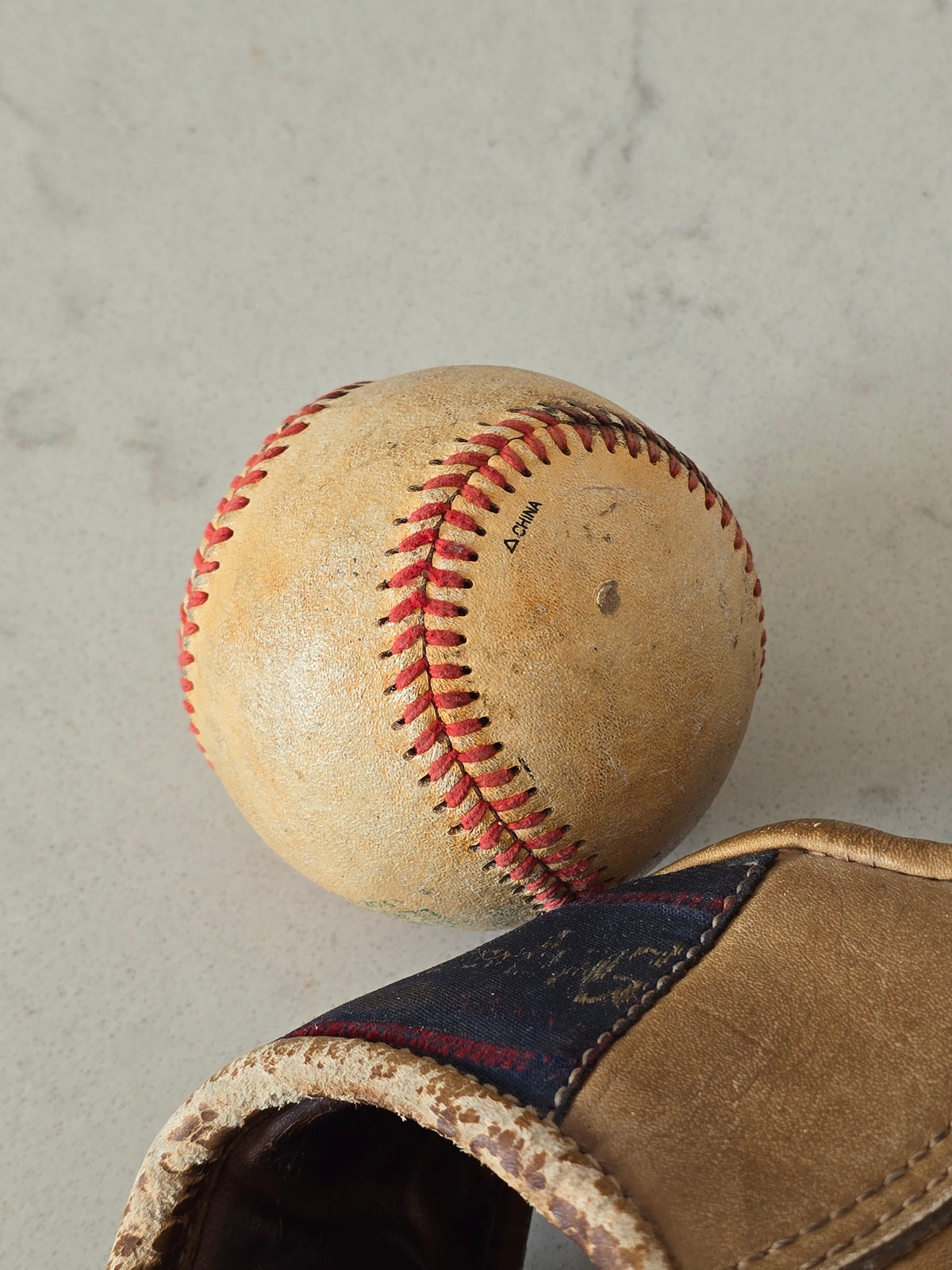 Urheiluaiheisia vintage-esineitä kodin ja toimitilan sisustukseen, baseball räpylä