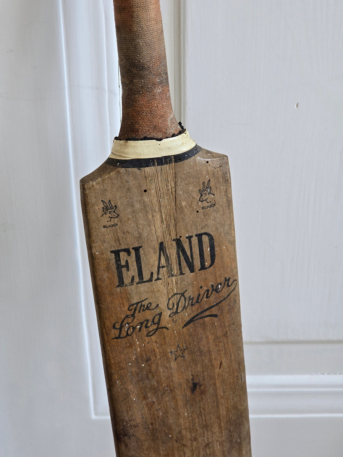 Vanha vintage krikettimaila Eland, toimitilan ja kodin urheiluaiheinen vintagesisustus