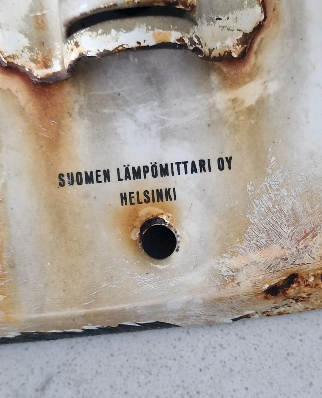 Vanha emalinen lämpömittari