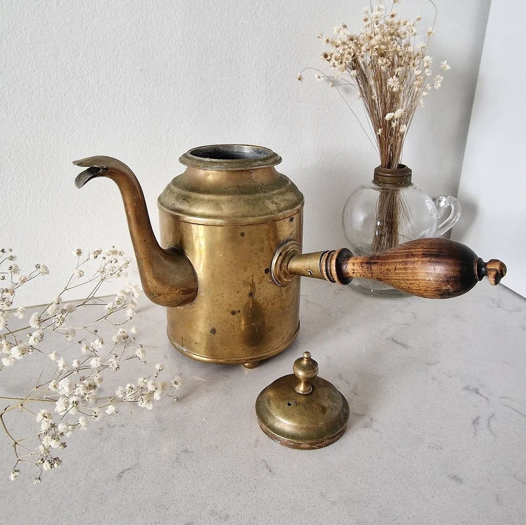 Vanha messinkinen teepannu