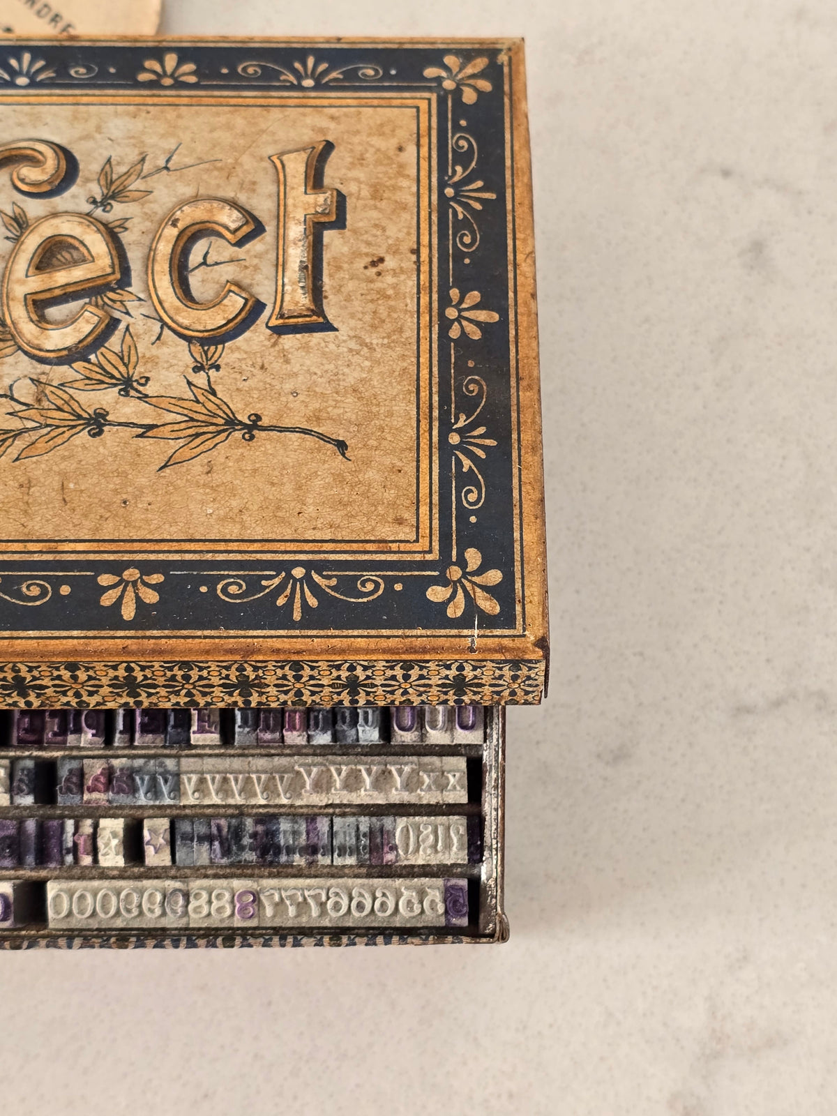 "Perfect" kohokirjaimin koristeltu vintage leimasinlaatikko
