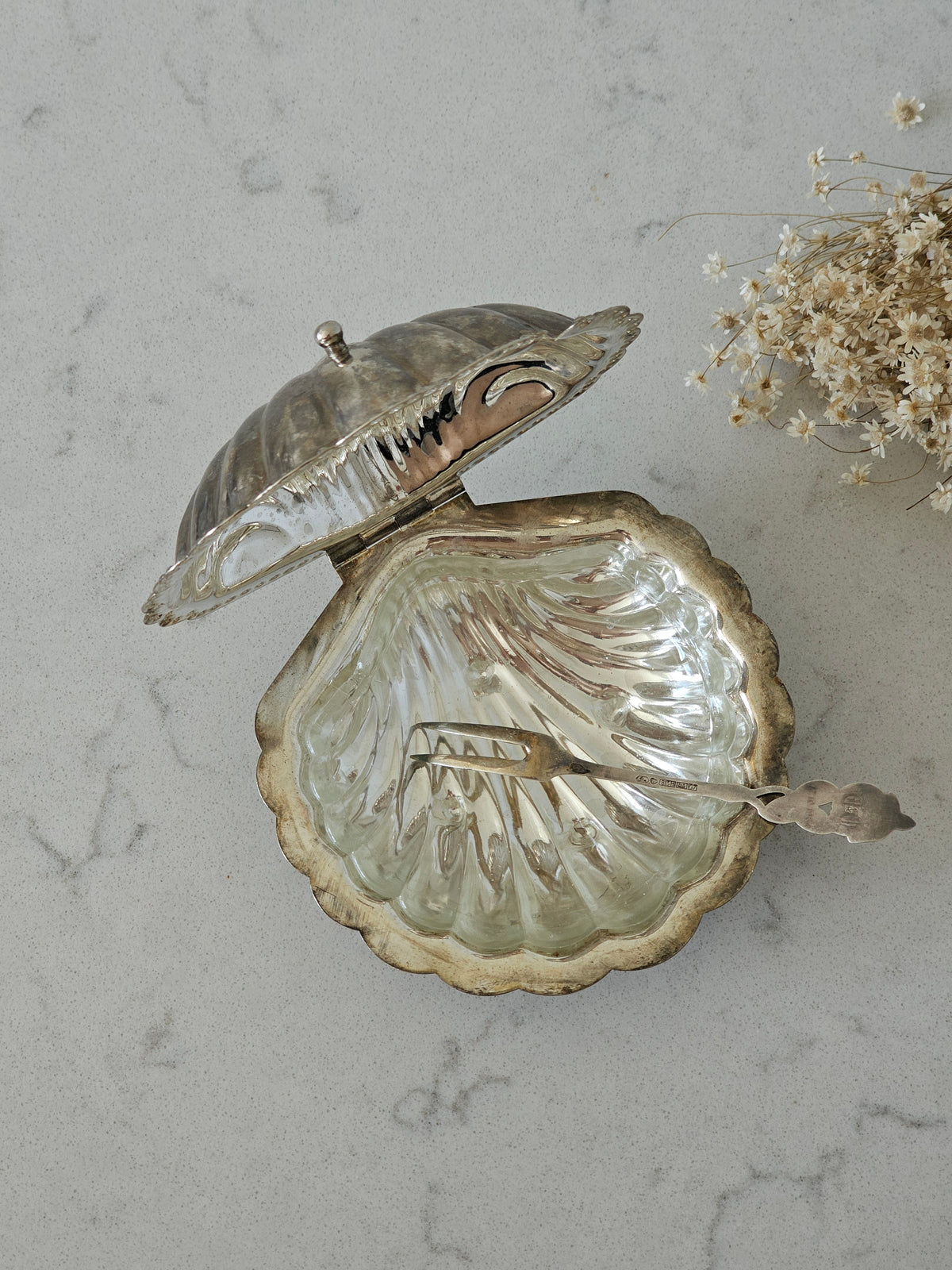 Vanha vintage metallisimpukka uushopeiset vintage tarjoiluastiat