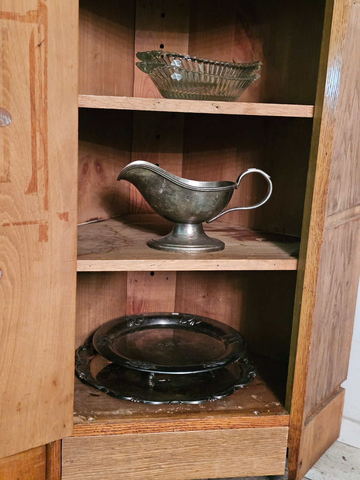 Vanha vintage apteekin kaappi