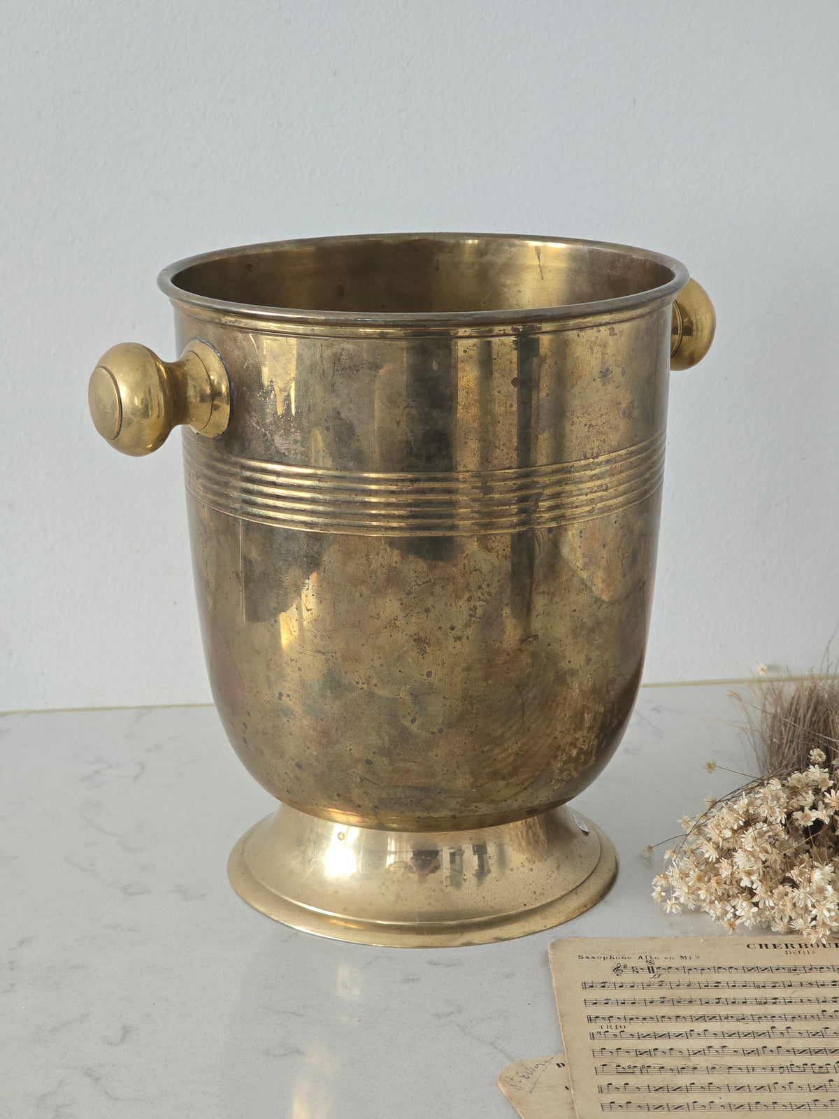 Vanha messinkinen vintage cooler