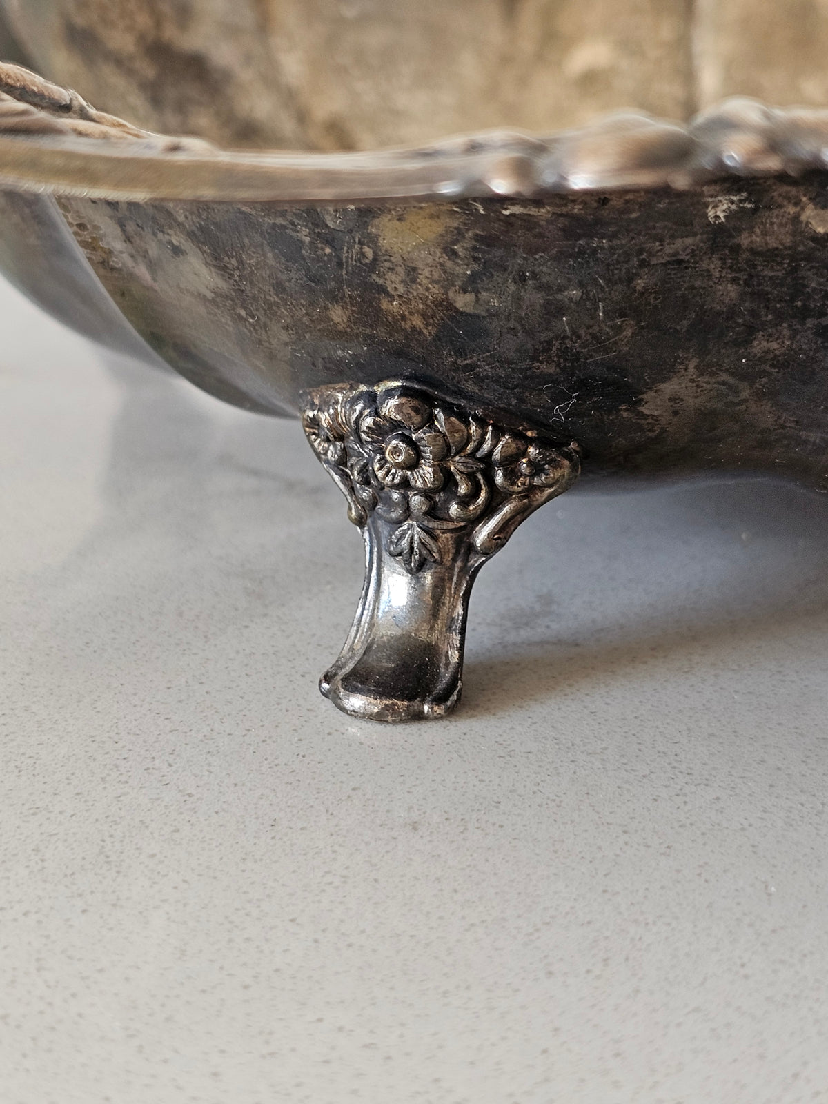 Metallinen tarjoiluastia