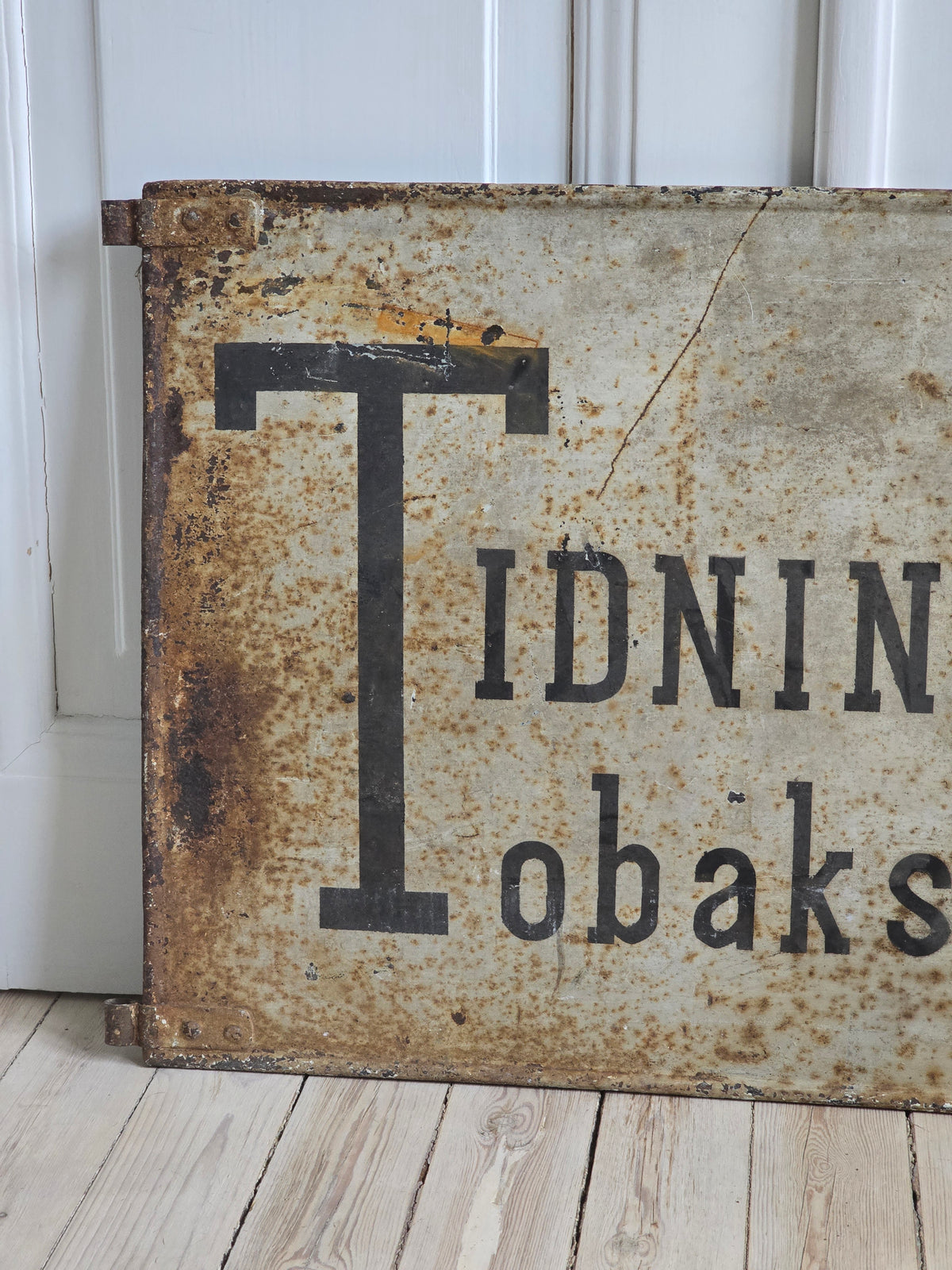 Tidningar Tobaksvaror metallikyltti