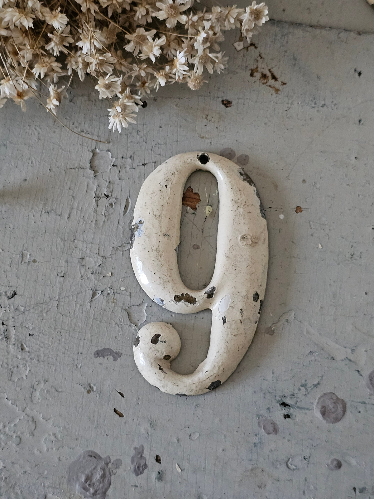 Valurautaiset kirkon numerot