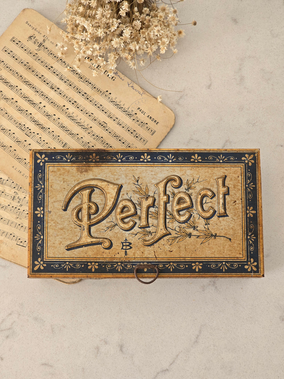 "Perfect" kohokirjaimin koristeltu vintage leimasinlaatikko