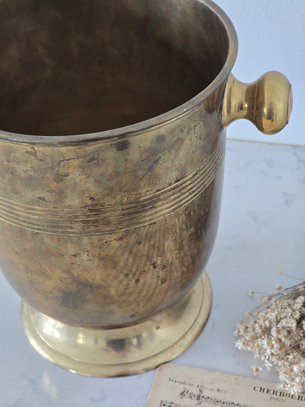 Vanha messinkinen vintage cooler