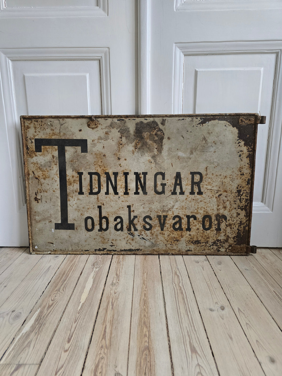 Kaksipuolinen vintage Tidningar Tobaksvaror -metallikyltti