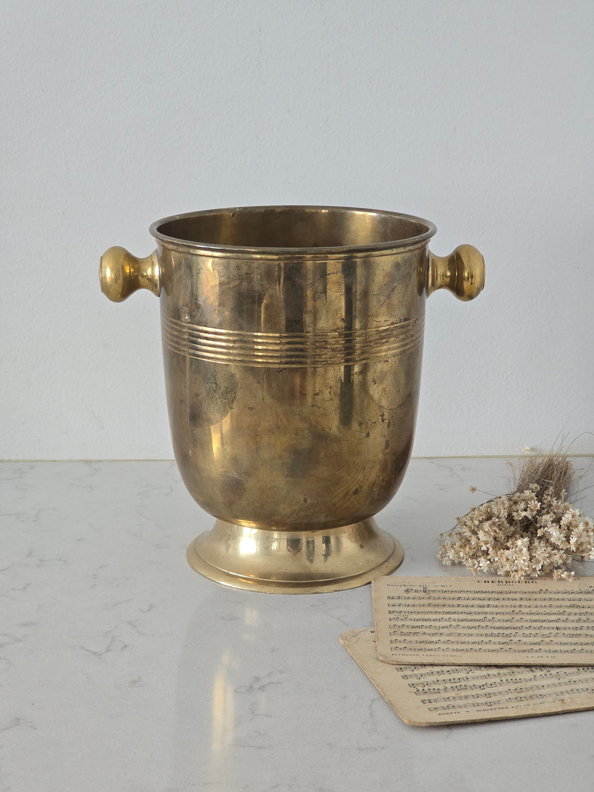 Vanha messinkinen vintage cooler