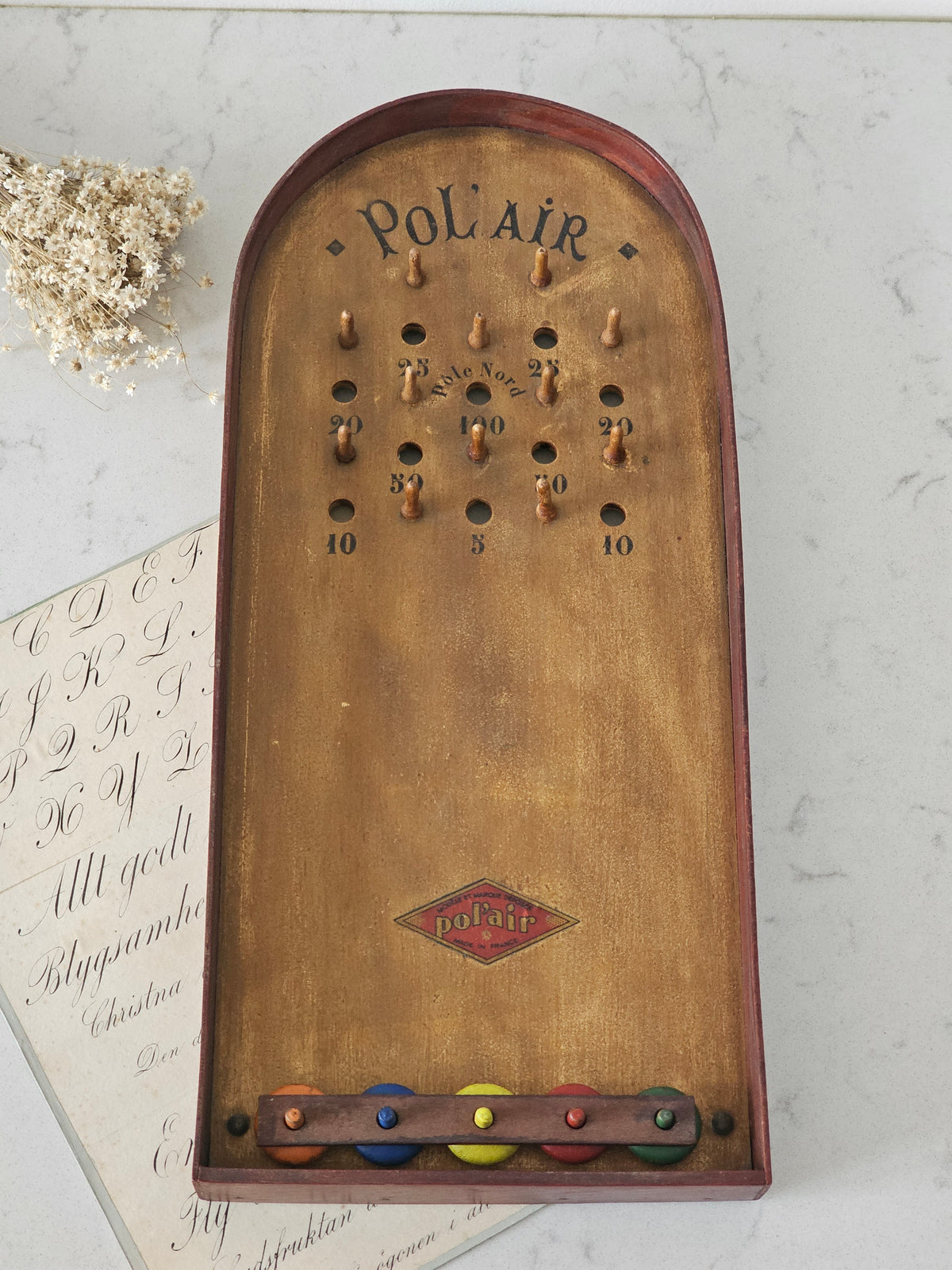 Vanha ranskalainen vintagepeli Pol Air, liiketilan sisustus vintage helsinki