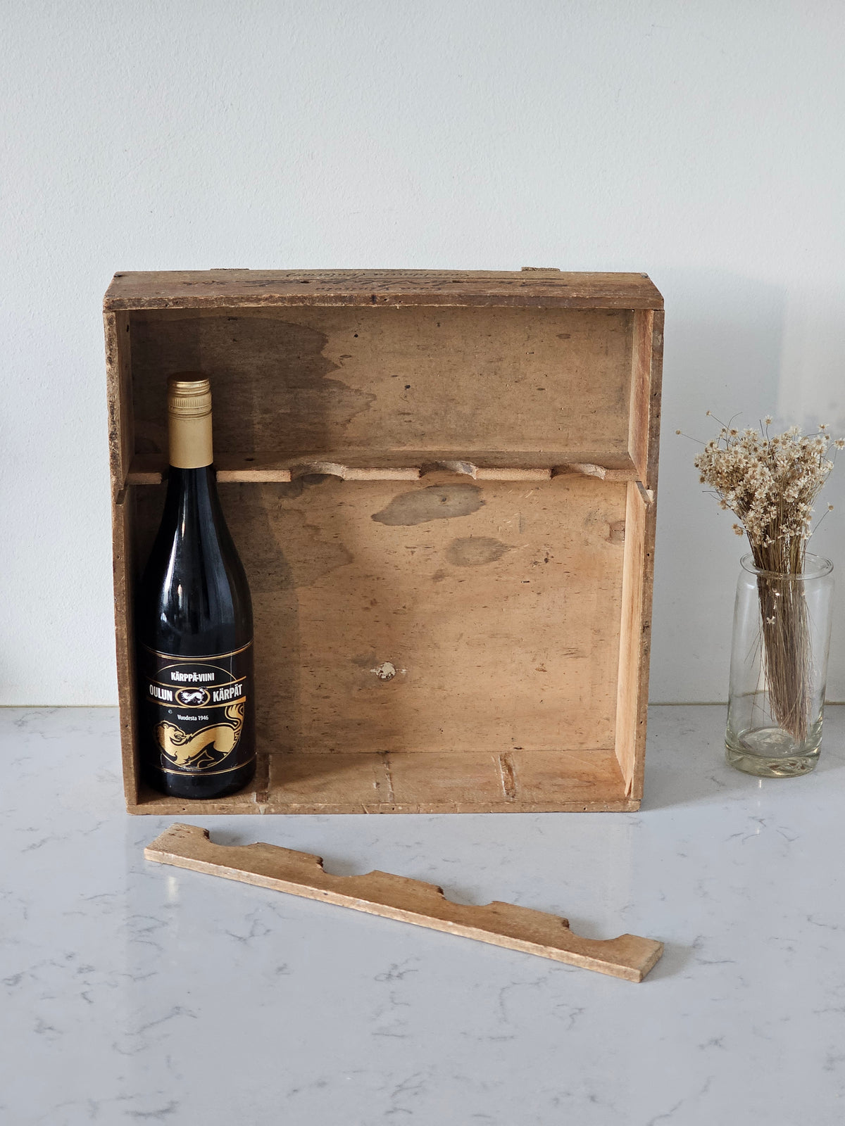 italialainen vintage viinilaatikkohylly