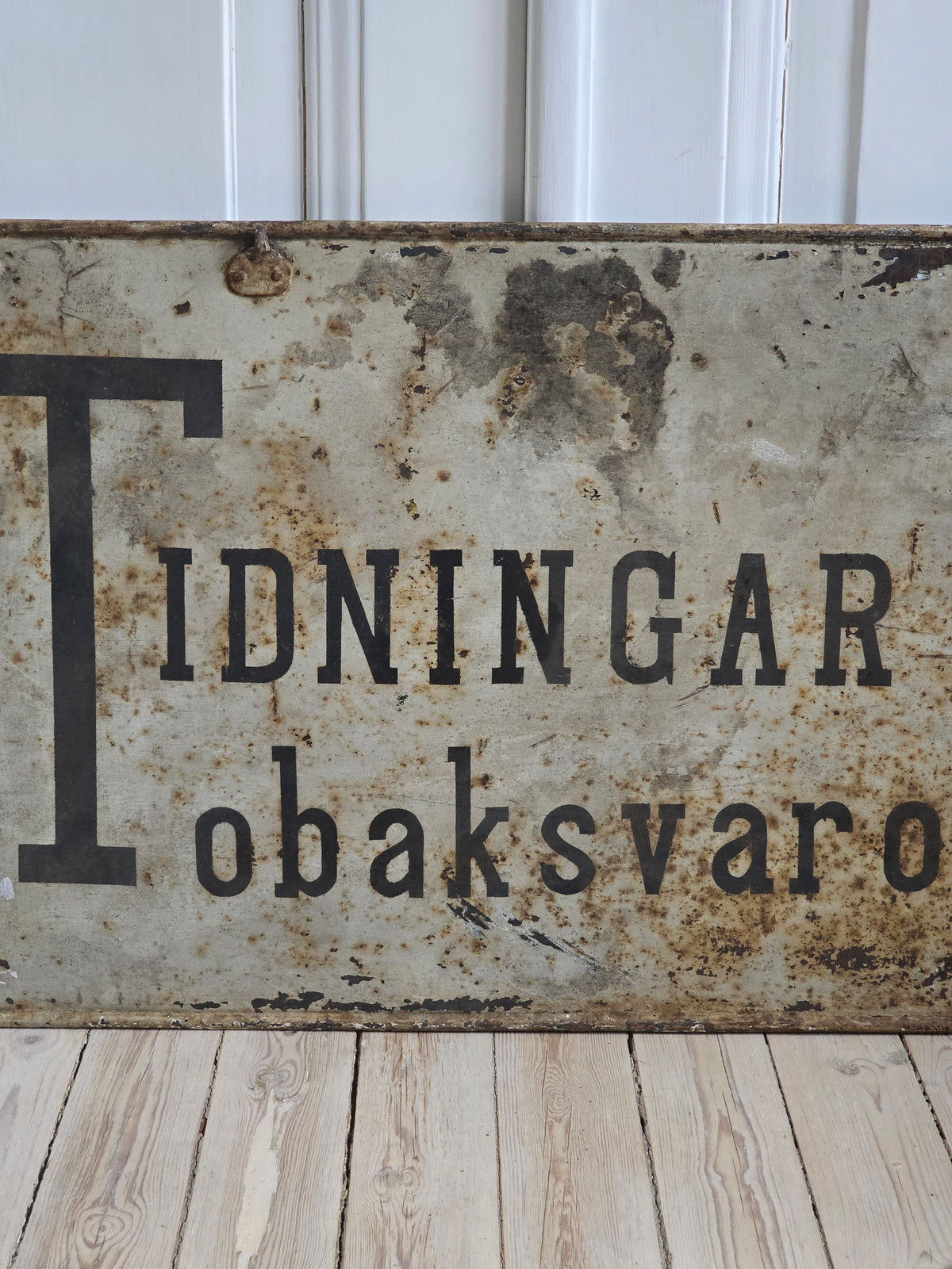 Kaksipuolinen vintage Tidningar Tobaksvaror -metallikyltti