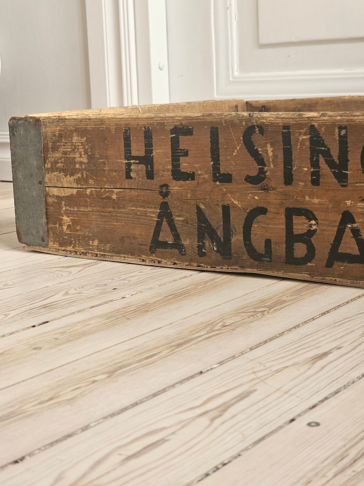 Vanha puulaatikko Helsingin höyryleipomo