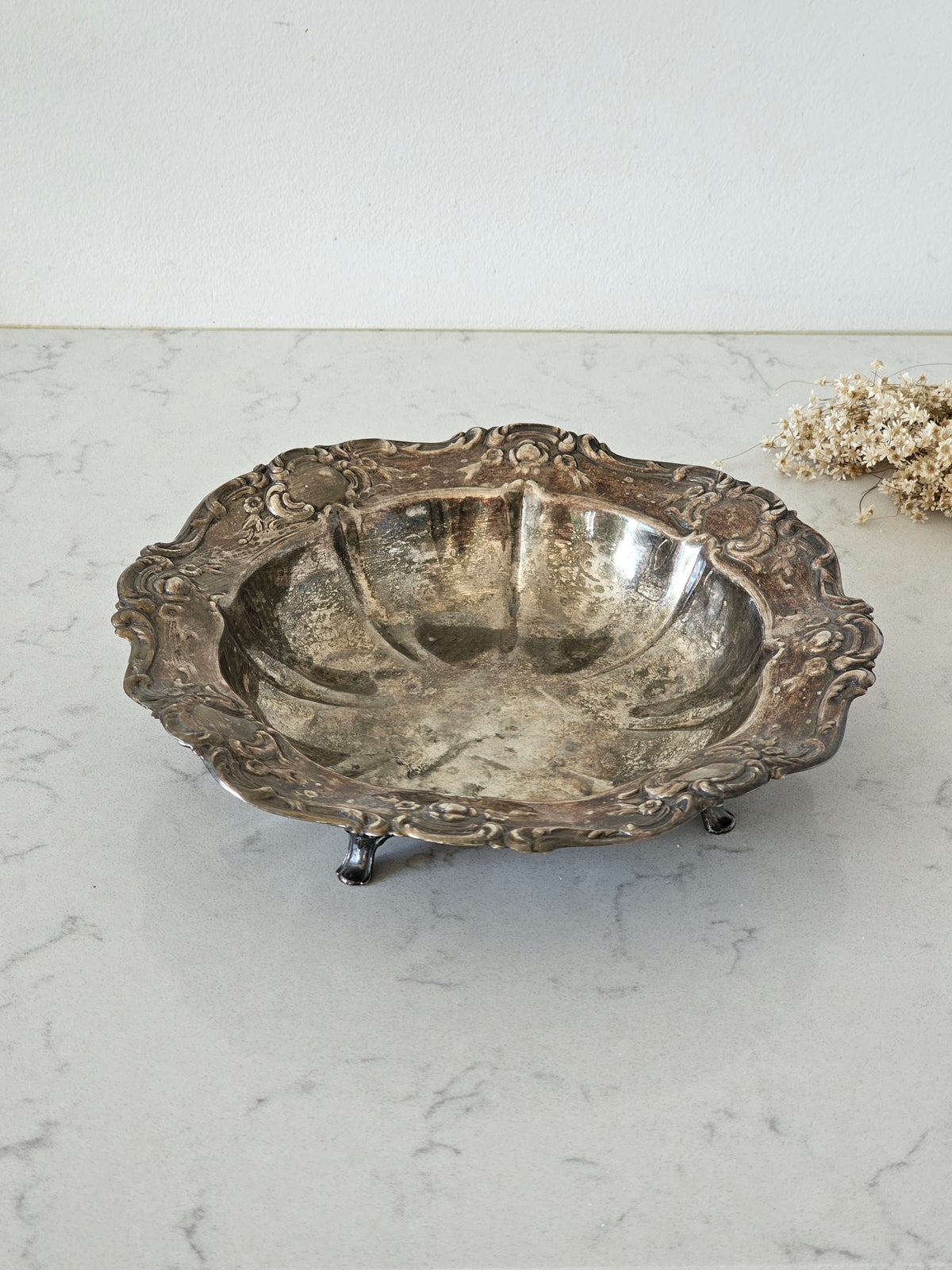 Metallinen tarjoiluastia