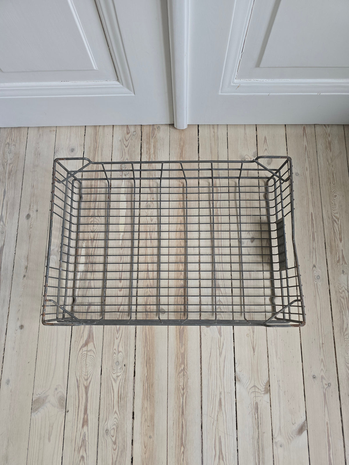 Vanha teollinen vintage metallikori sisustukseen