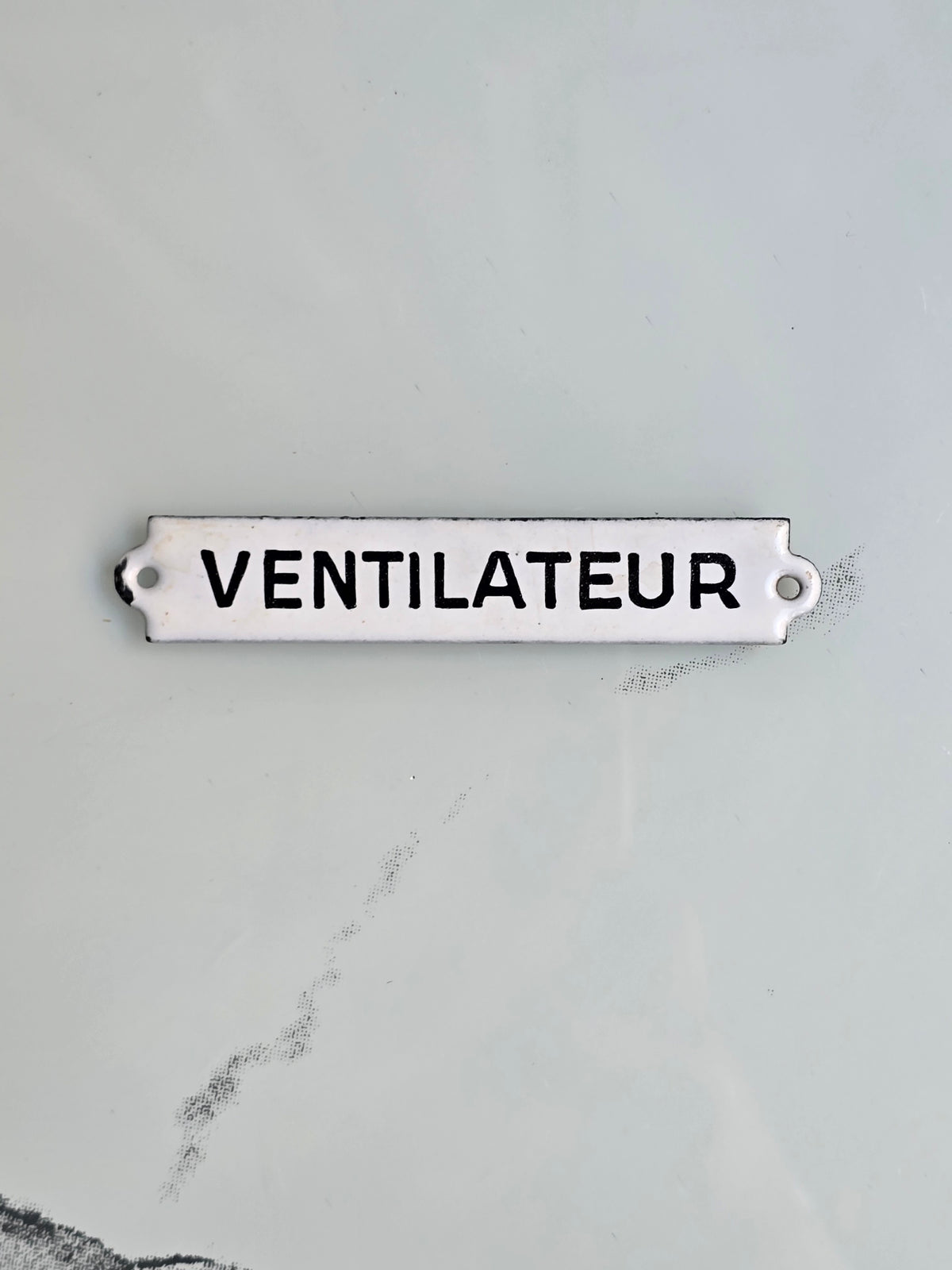 Vanha ranskalainen emalikyltti