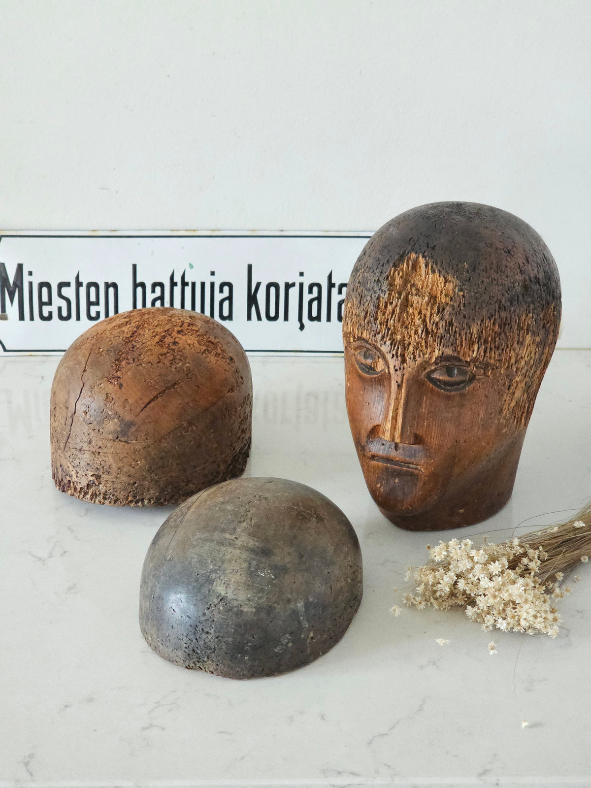 Vaateliikkeen vintagesisustusesineet, vanhat hattutukit