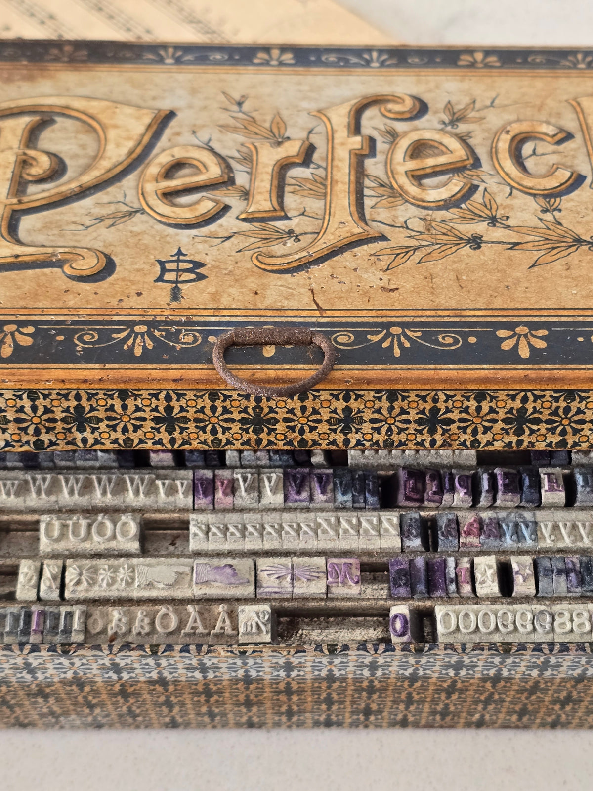 "Perfect" kohokirjaimin koristeltu vintage leimasinlaatikko