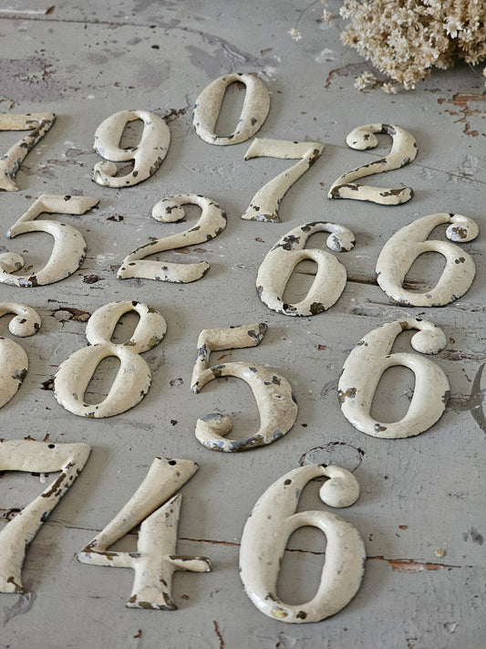 Valurautaiset kirkon numerot