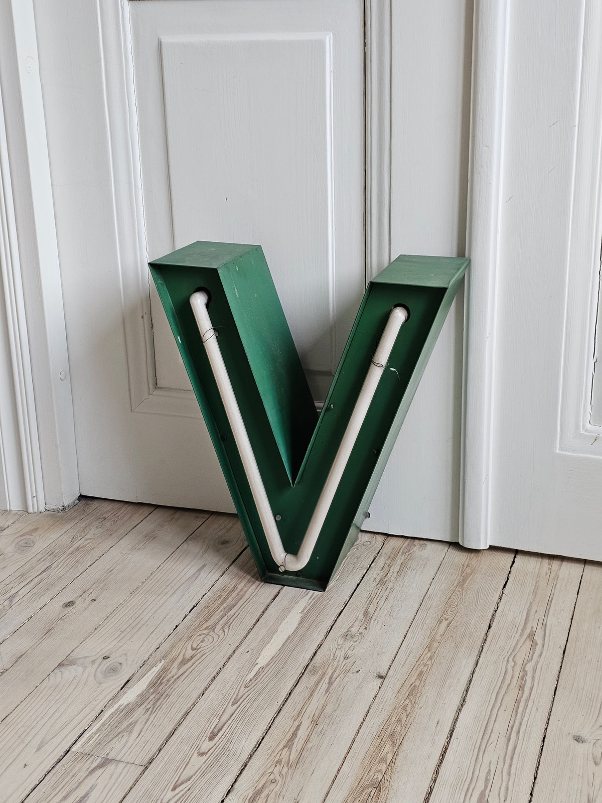  Vanha neon vintage valokirjain V