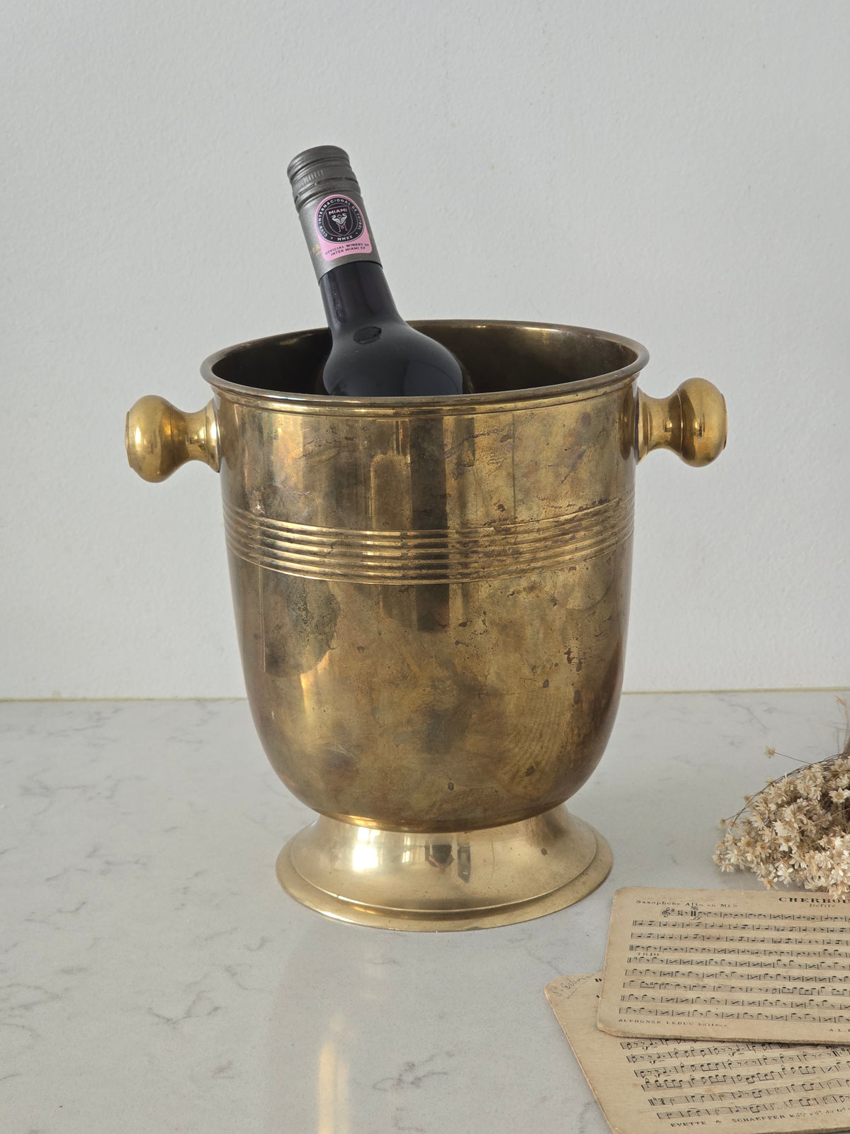 Vanha messinkinen vintage cooler