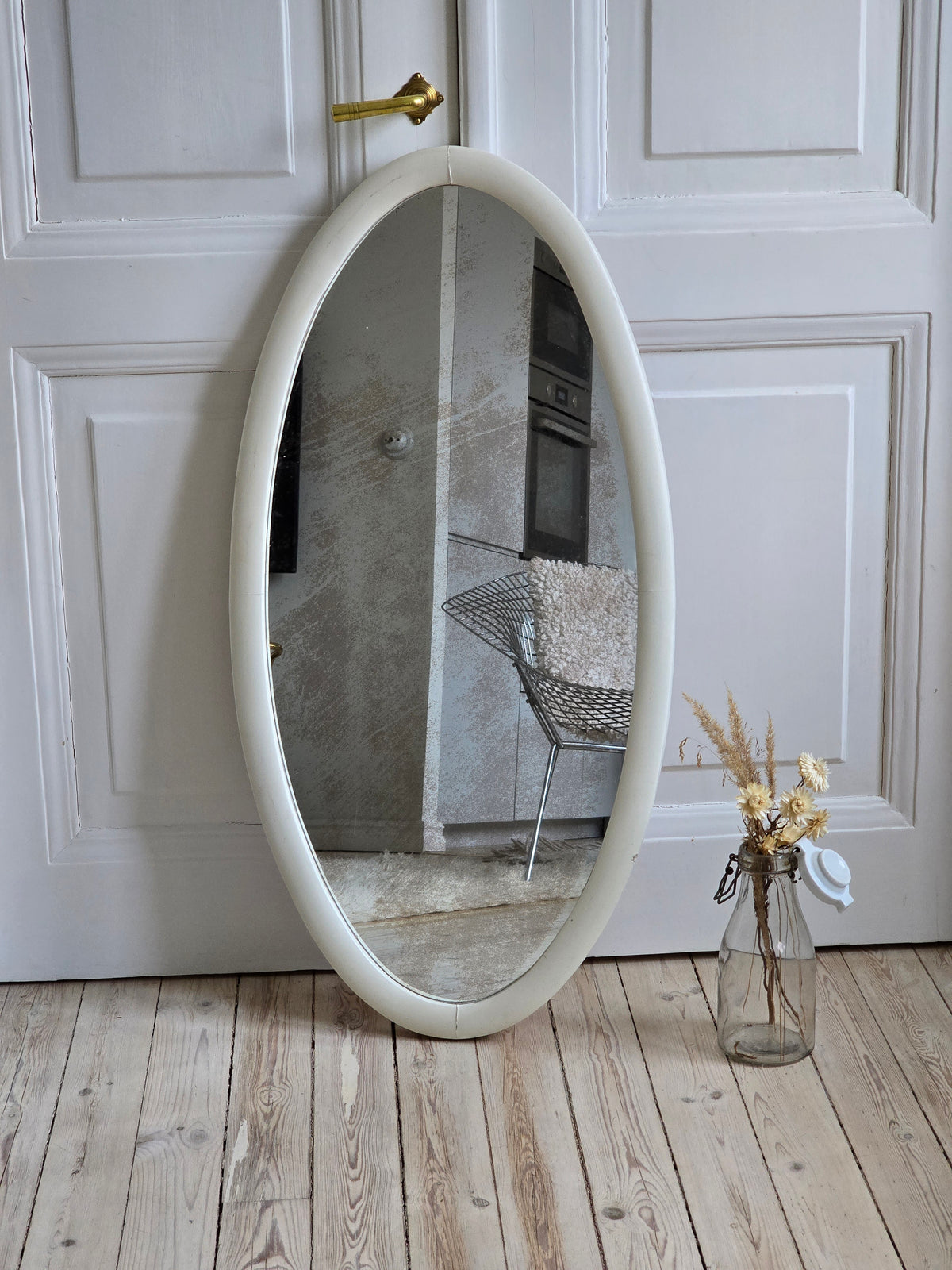 Soikea vanha vintage-peili