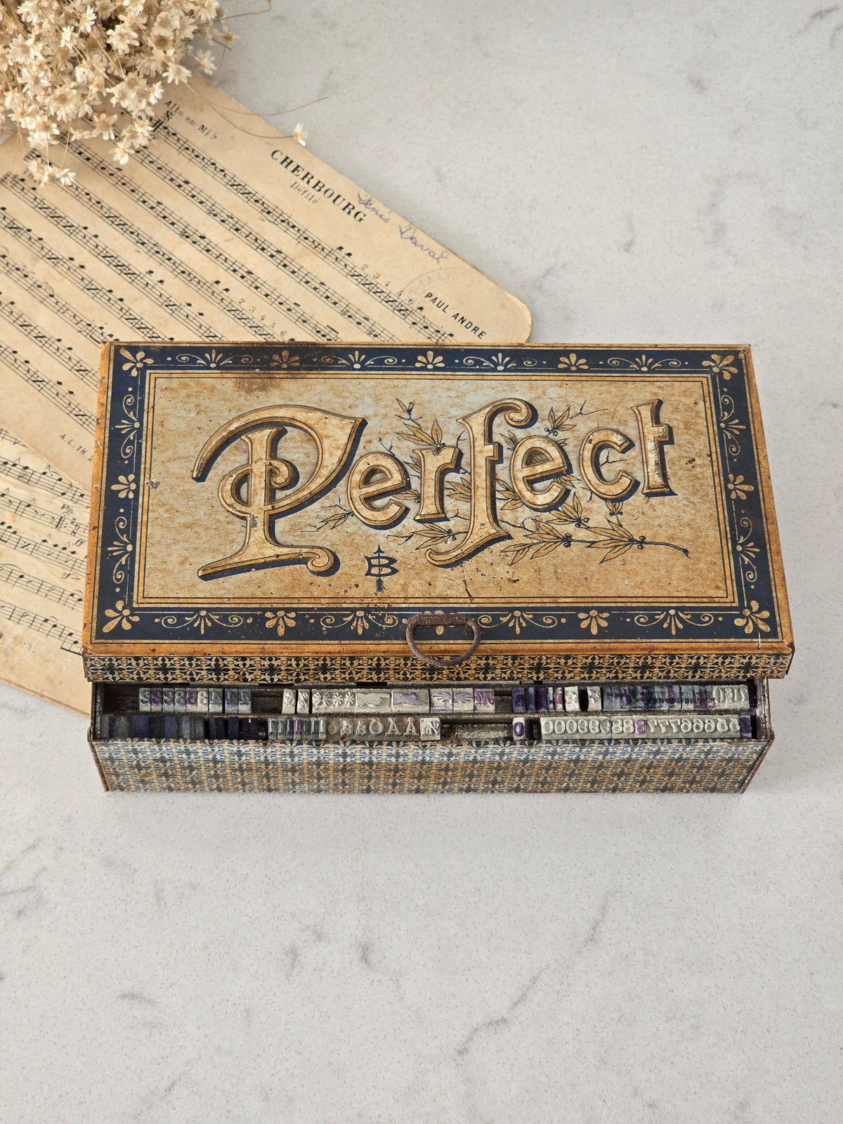 "Perfect" kohokirjaimin koristeltu vintage leimasinlaatikko
