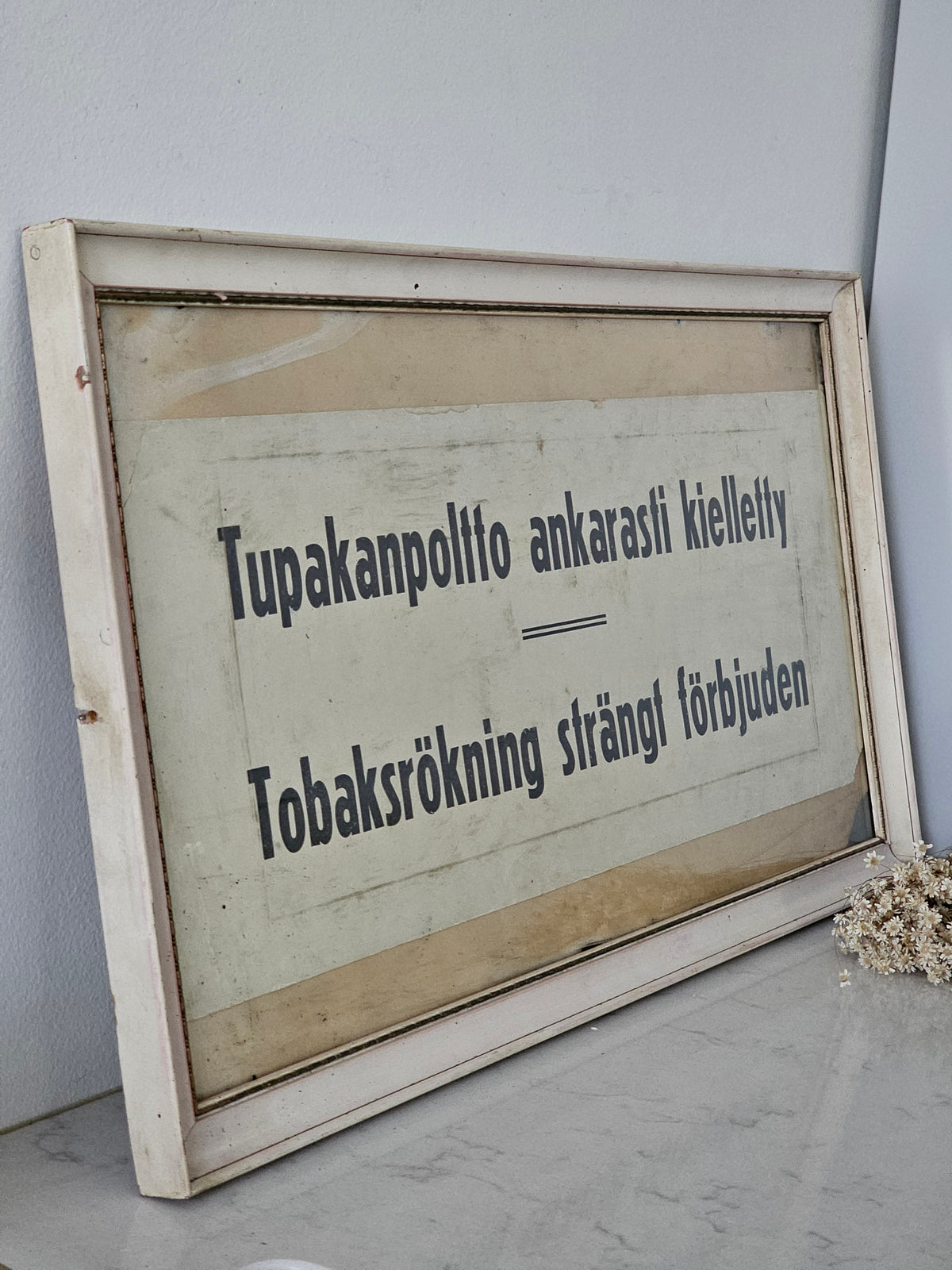 Tupakointi kielletty vanha kyltti