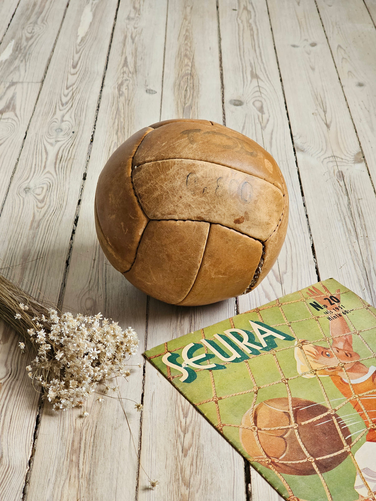 Seura-lehti ja nahkainen jalkapallo