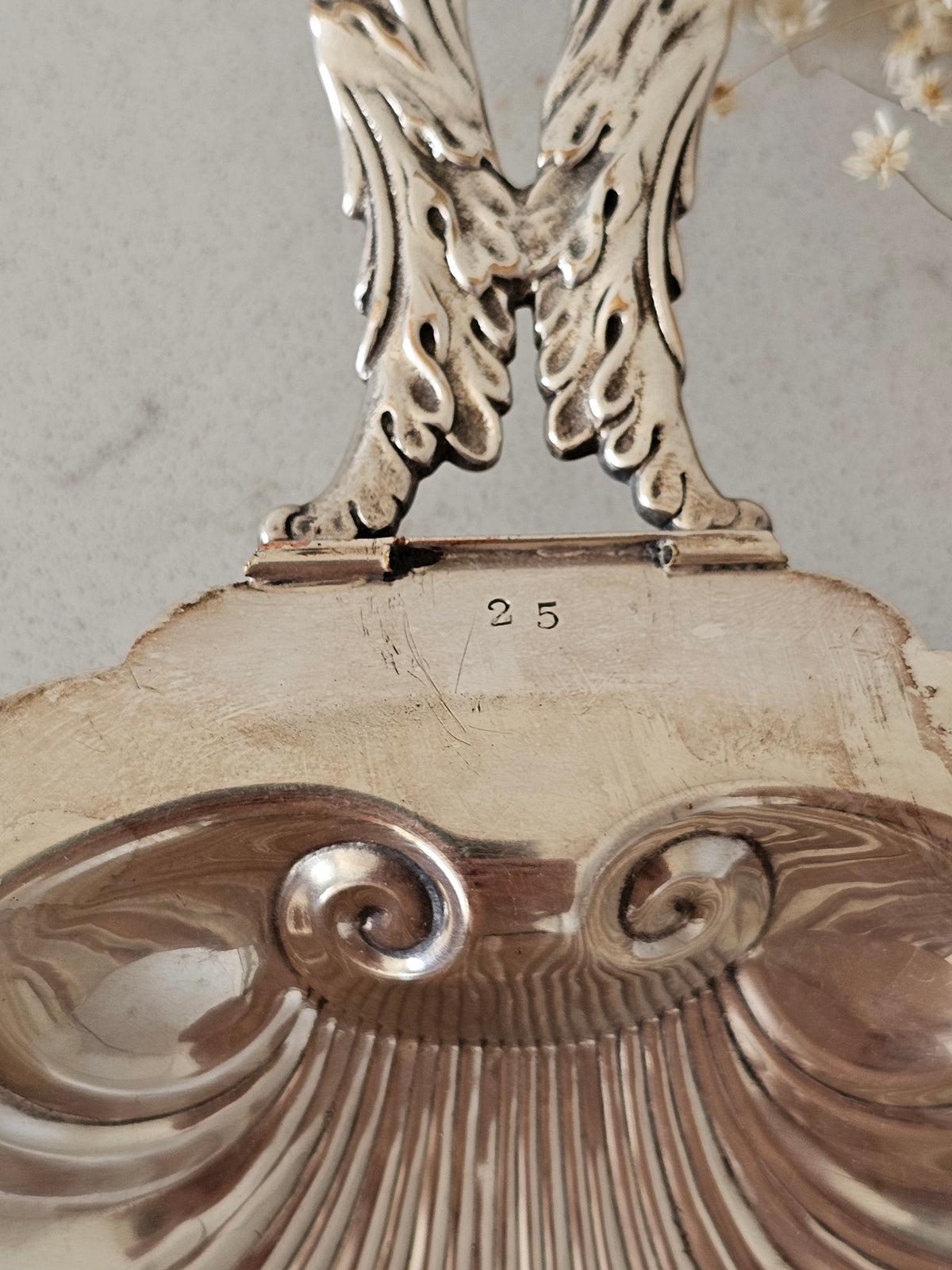 Vanha metallinen simpukka murusieppari, uushopeiset vintage tarjoiluastiat